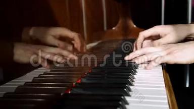 钢琴家演奏大钢琴。双手合拢。专业钢琴家。